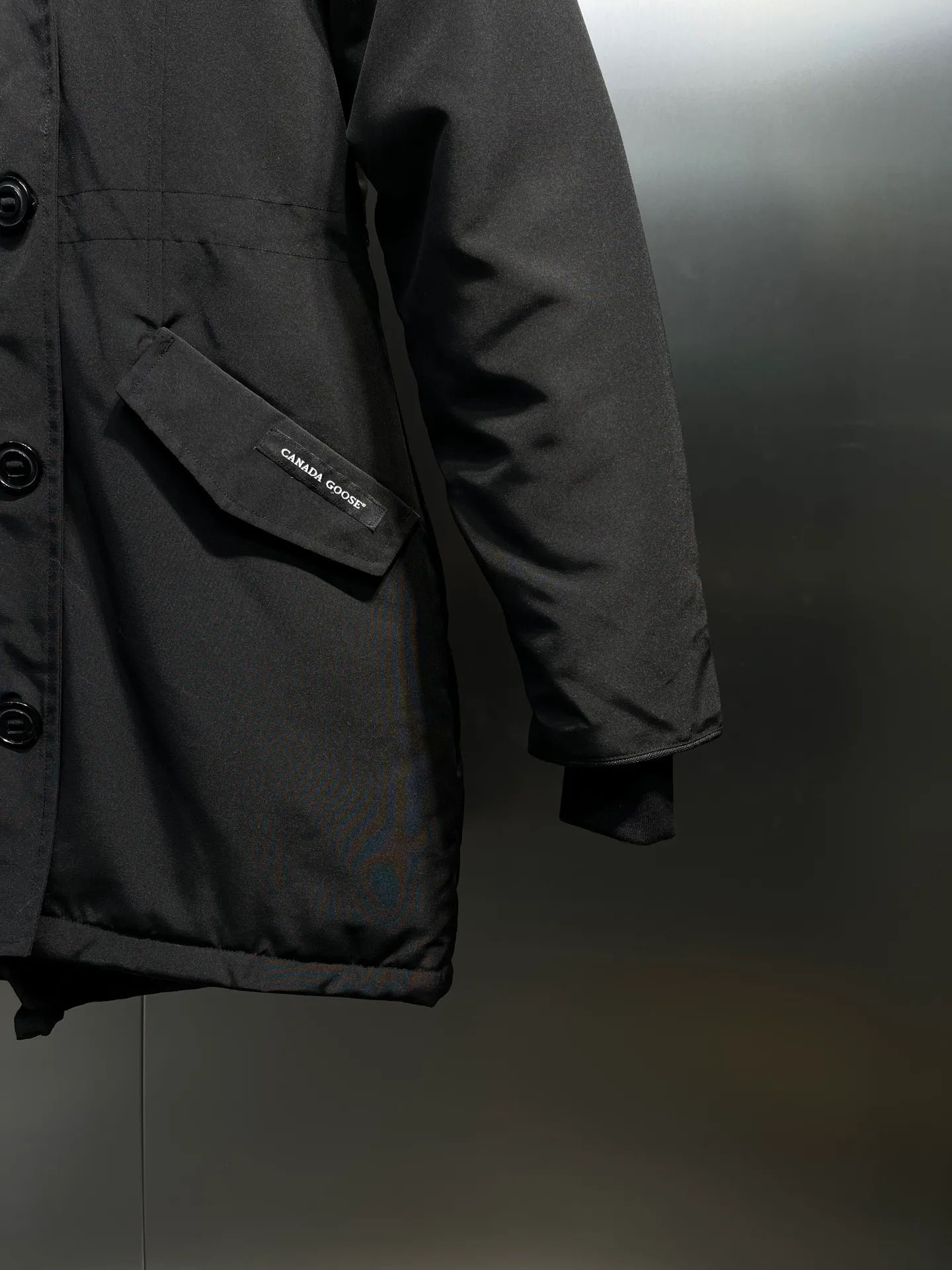 P860 Canada goose/Canada Goose 05 model 2580LA CANADA GOOSE/Canada Goose Rossclair parka women's down jacket, authentic original clothing molding, all accessories are custom-made from the original factory. This model is very unique. The zipper at the back can be opened to change into a dovetail style, with diagonal pockets and a layer of hidden pockets underneath. The official website has become a popular model. The softness and hardness of the fabric are compared with the genuine ones. It can be restored by kneading at will (fabric misunderstanding: fabrics with high hardness are not waterproof. Only those who buy the latest genuine version this year will notice the softness and comfort of the fabrics). The down is synchronized with the genuine white duck down. It is fluffy and not lumpy. The electronically controlled down charging machine is used to fill the zippers with customized genuine YKK zippers. High hardness and no lag. The fur collar is purchased from the same manufacturer as Wolf Hair. (Cooperative factory 2019 Canadian wolf skin auction and Big Goose official auction of wolf skin fur collars on the same site) All workmanship and wiring are controlled by workers with more than ten years of service. They must be horizontal and vertical, and are not crooked. The density of the inner wiring is more exquisite. Compare at will. Big goose label, collar label, washed label, hang tag, zipper rope, pocket label, back label, collar velvet, Velcro fasteners, all details of the cuffs are updated simultaneously with the original product, the best version, and the most complete color matching. The fighter in World 05 battles various world goods. Size: XS-XL